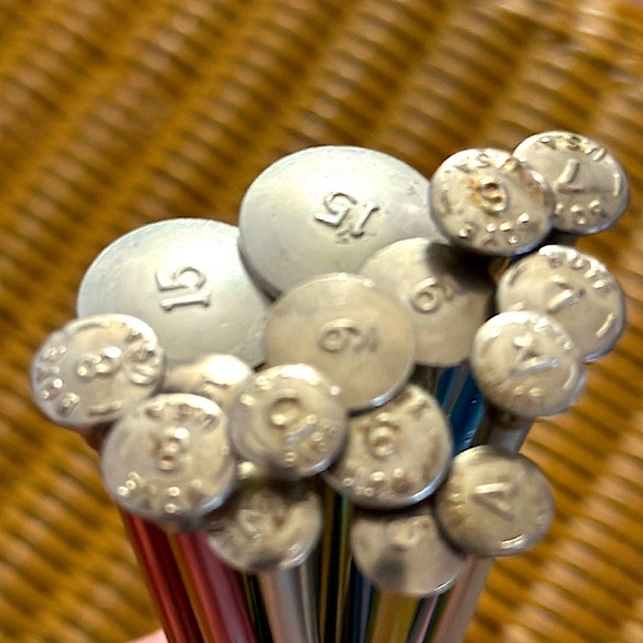 9 Sets of knitting needles - sizes 3-9, 15, plastic and metal - Picture 3 of 6